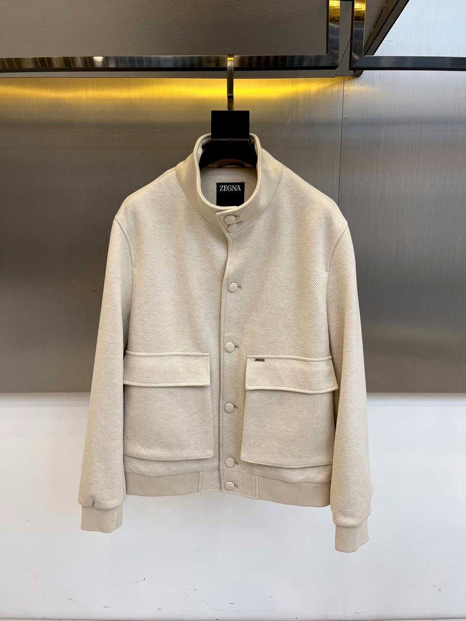 NO:515691,Zegna, 25s autumn and winter stand-up jacket | Italian minimalist. Selected nylon outer layer and polyester fiber lining to create a light and crisp three-dimensional silhouette. The main color of the beige is like Tuscan morning mist. The stand-up collar design and double flip pockets continue the brand Italian genes, and the elastic details of the cuffs improve the comfort of wearing. EAC/KC double certification guarantees quality. Romanian craftsman hand-sewn 48-56 (model 173, 143 catties upper body 50 yards), zegna, jackets & coats, alexander wang19860909Zegna杰尼亚、25s秋冬系列立领夹克 | 意式极简.精选尼龙外层与聚酯纤维内衬,打造轻盈挺括的立体廓形.米白主色调如托斯卡纳晨雾,立领设计与双翻盖口袋延续品牌意式基因,袖口松紧细节提升穿着舒适度. EAC/KC双认证保障品质 罗马尼亚匠人手工缝制 48-56（模特173,143斤上身50码）,,zegna,jackets & coats,alexander wang,Men's clothing