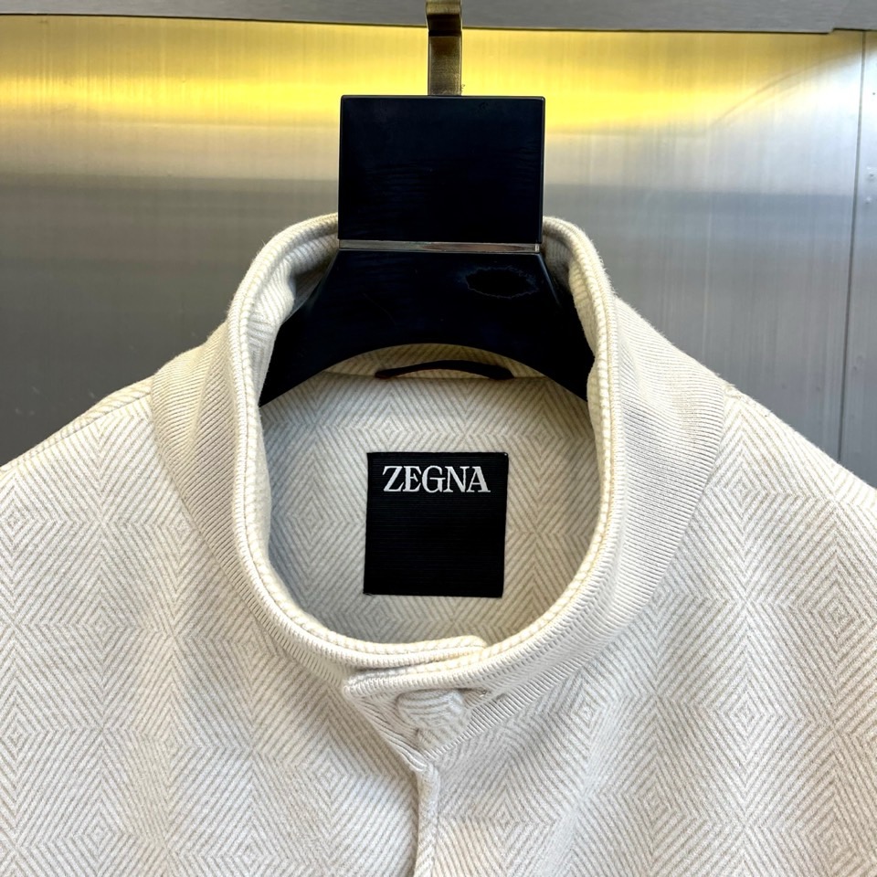 Zegna杰尼亚、25s秋冬系列立领夹克 | 意式极简。精选100%尼龙外层与100%聚酯纤维内衬，打造