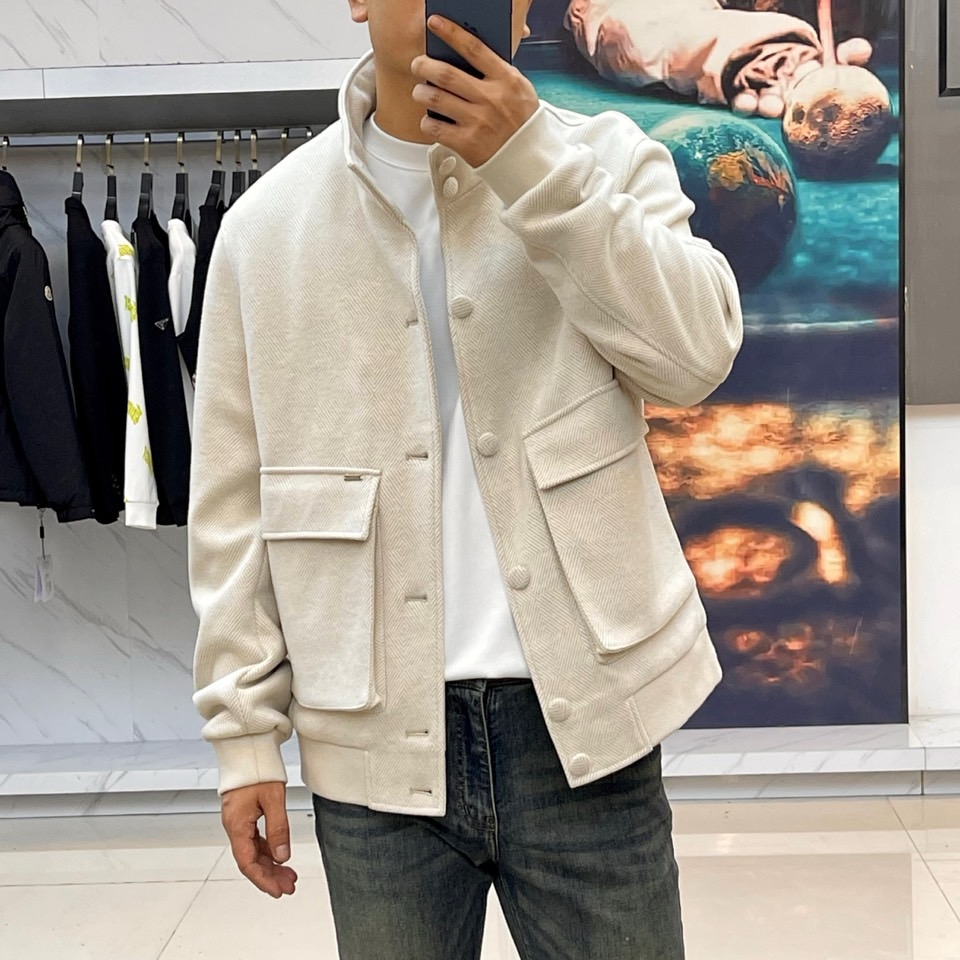 Zegna杰尼亚、25s秋冬系列立领夹克 | 意式极简。精选100%尼龙外层与100%聚酯纤维内衬，打造