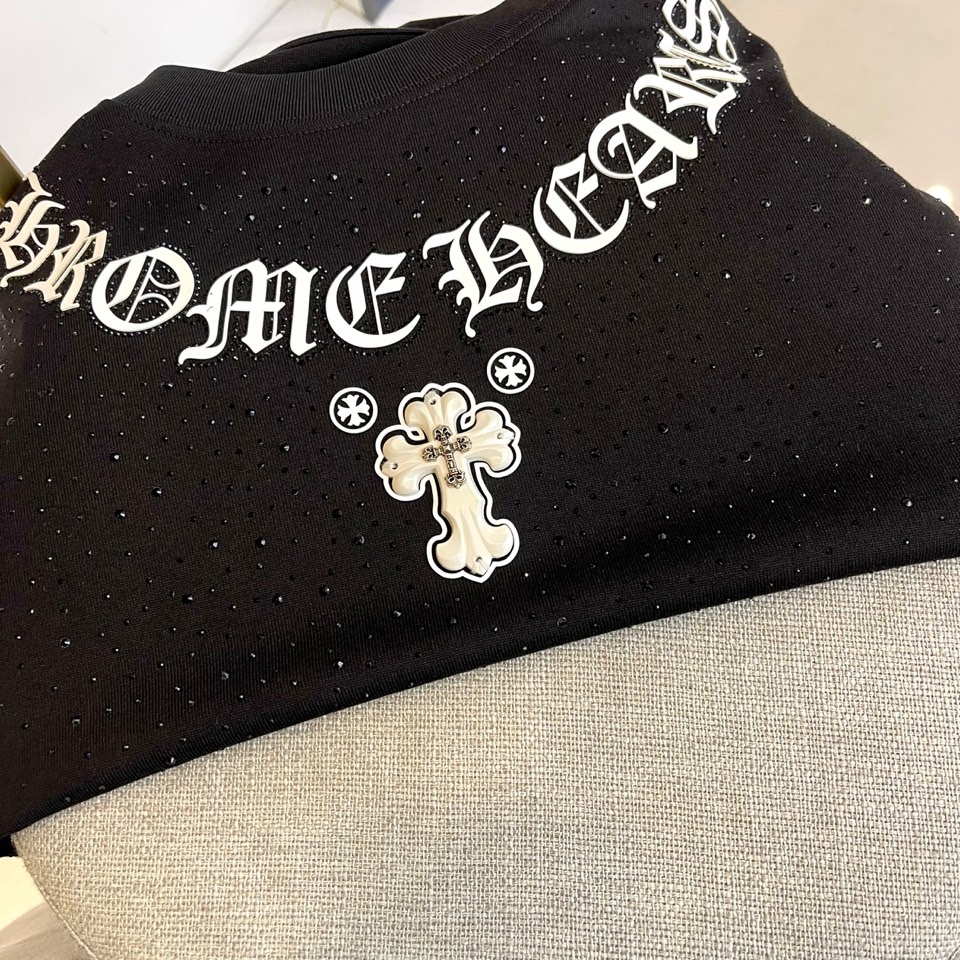 CHROME HEARTS克罗心、2025秋冬中袖打底衫。将标志性哥特字体