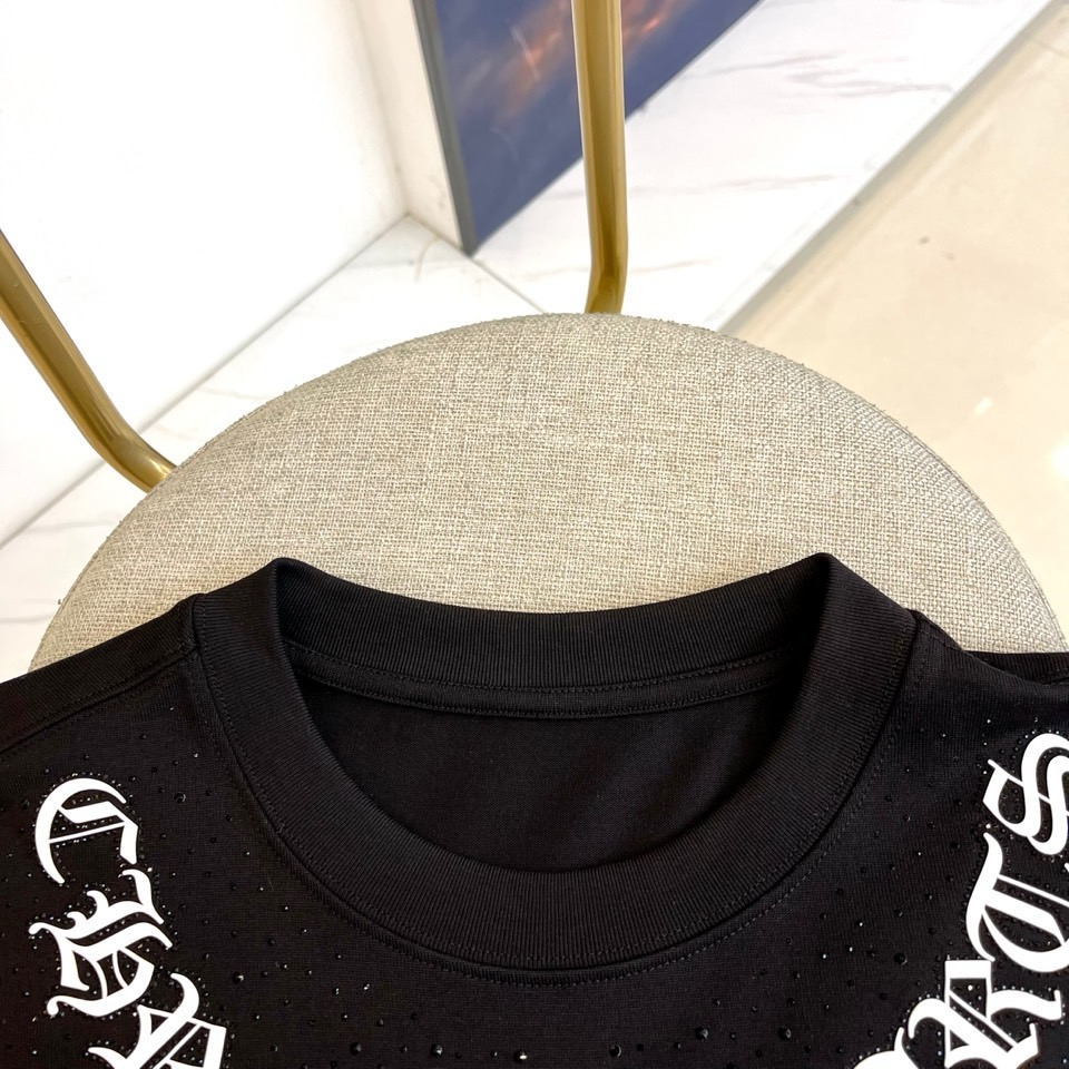 CHROME HEARTS克罗心、2025秋冬中袖打底衫。将标志性哥特字体