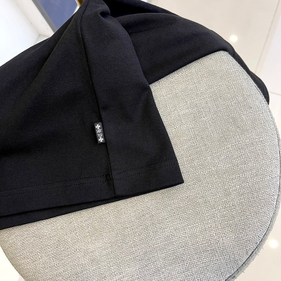 CHROME HEARTS克罗心、2025秋冬中袖打底衫。将标志性哥特字体