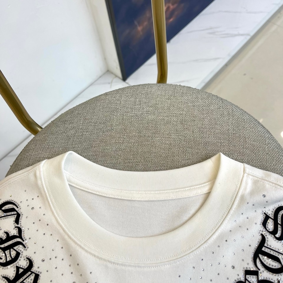 CHROME HEARTS克罗心、2025秋冬中袖打底衫。将标志性哥特字体