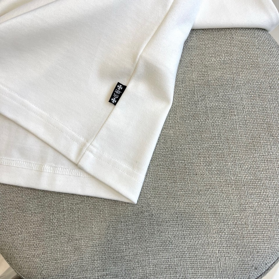 CHROME HEARTS克罗心、2025秋冬中袖打底衫。将标志性哥特字体