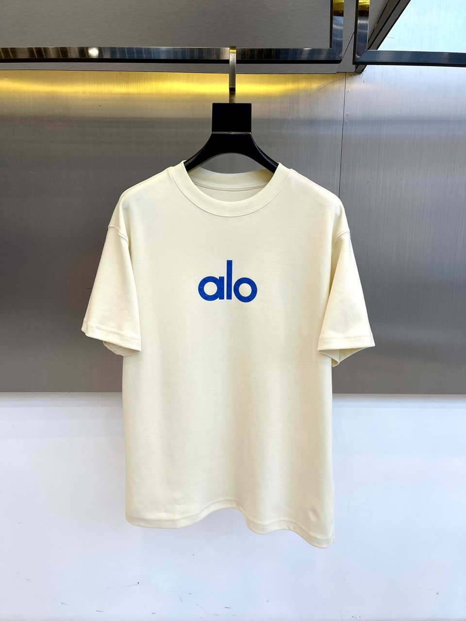 NO:515699,【alo × Materia Medica Antibacterial】2025 autumn and winter, alo 2025 autumn and winter beige long-sleeved T-shirt, using upgraded cotton fabric, (This product contains natural antibacterial ingredients of mugwort, honeysuckle, and tea tree essential oil extract, synthesized with the latest nanotechnology, which can long-term inhibit the reproduction of a variety of harmful bacteria and fungi) is soft and skin-friendly and warmer. The iconic blue 'alo' logo on the chest injects a touch of freshness and vitality into the dark colors of autumn and winter, and the metal coat hanger reflects a low-key texture. The exclusive 'Materia Medica Antibacterial' technology is integrated into the autumn and winter series, and natural plant ingredients continue to protect. The green vitality in transparent packaging, paired with the 'Disease-resistant finishing' label, allows warmth and health to go hand in hand - this winter, close-fitting protection is not absent.  From indoor office to outdoor activities, alo long-sleeved T-shirts combine warmth and breathability. Herbal antibacterial technology effectively inhibits bacterial diseases. When paired with a dark coat, the 'alo' logo exposed on the neckline becomes your health declaration. 48-56 (model 173, 143 catties upper body 50 sizes),, jackets & coats,tees, t-shirt, alexander wang19860909【alo × 本草抗菌】2025秋冬,alo 2025秋冬款米白长袖T恤,采用升级棉质面料,（本品含有艾草、金银花、茶树精油提取物天然抗菌成份,采用最新纳米技术合成,具有长效抑制多种有害细菌真菌的繁殖）柔软亲肤更保暖.胸前标志性蓝色'alo'logo,在秋冬暗色调中注入一抹清新活力,金属衣架折射出低调质感. 独家「本草抗菌」科技融入秋冬系列,天然植物成分持续守护.透明包装中的绿色生机,搭配'抗病整理'标签,让温暖与健康同行——这个冬天,贴身防护不缺席. 从室内办公到户外活动,alo长袖T恤兼顾保暖与透气.本草抗菌技术有效抑制细菌病,搭配深色外套时,领口露出的'alo'logo成为你的健康宣言.48-56（模特173,143斤上身50码）,,jackets & coats,tees，t-shirt,alexander wang,Men's clothing