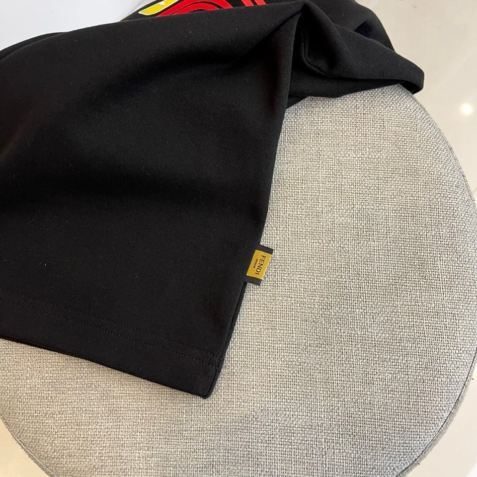 Fendi芬迪、2025秋冬中袖T恤。胸前红色