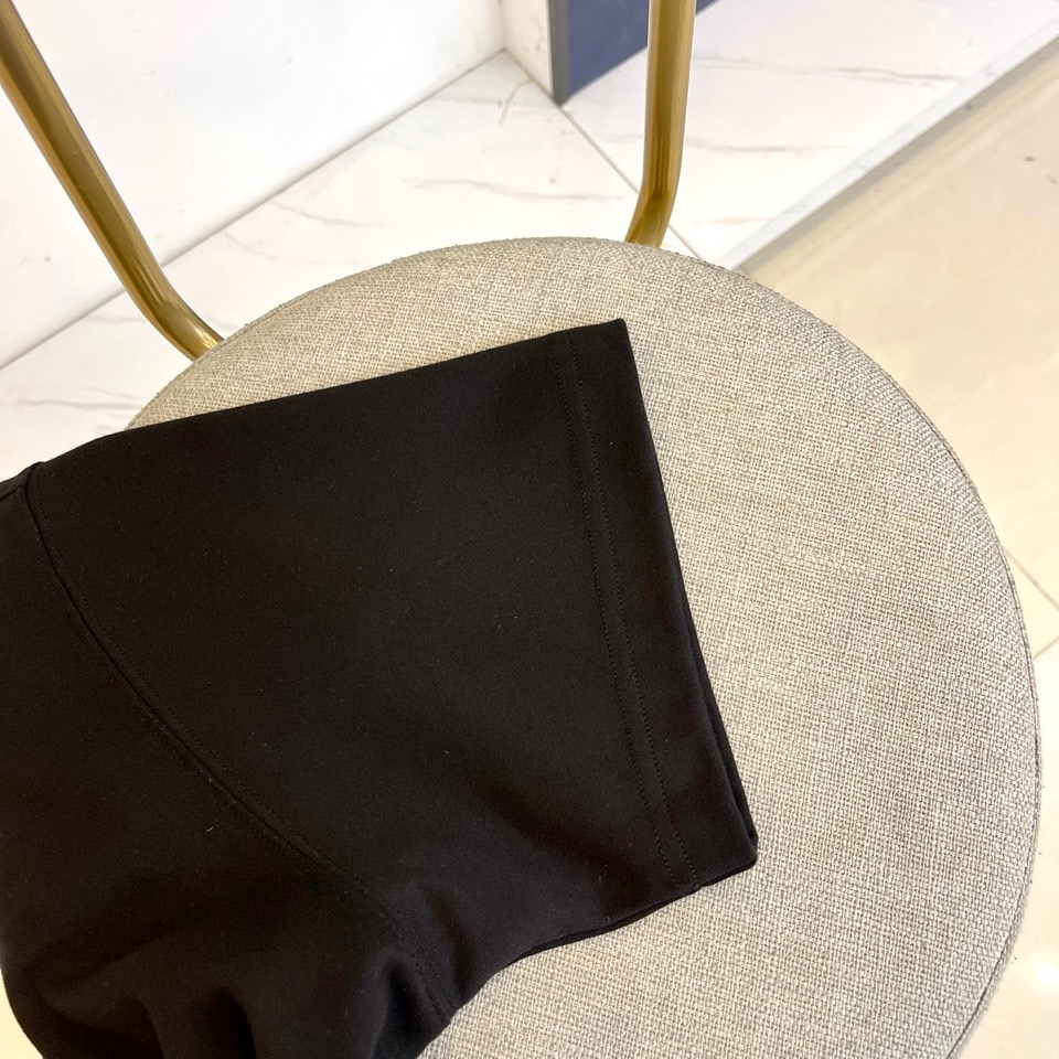 Fendi芬迪、2025秋冬中袖T恤。胸前红色