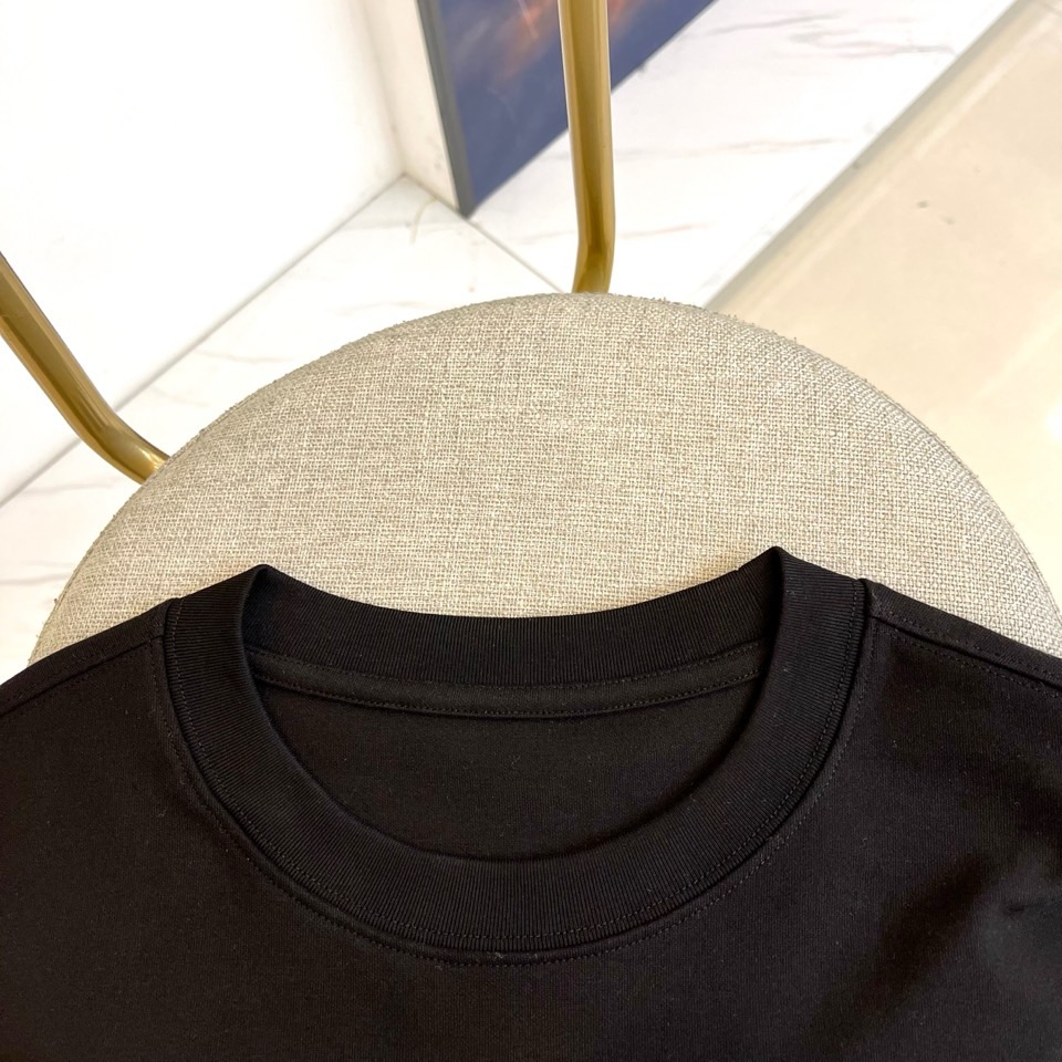 Fendi芬迪、2025秋冬中袖T恤。胸前红色