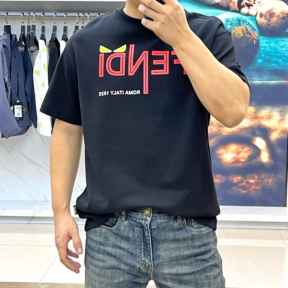 Fendi芬迪、2025秋冬中袖T恤。胸前红色