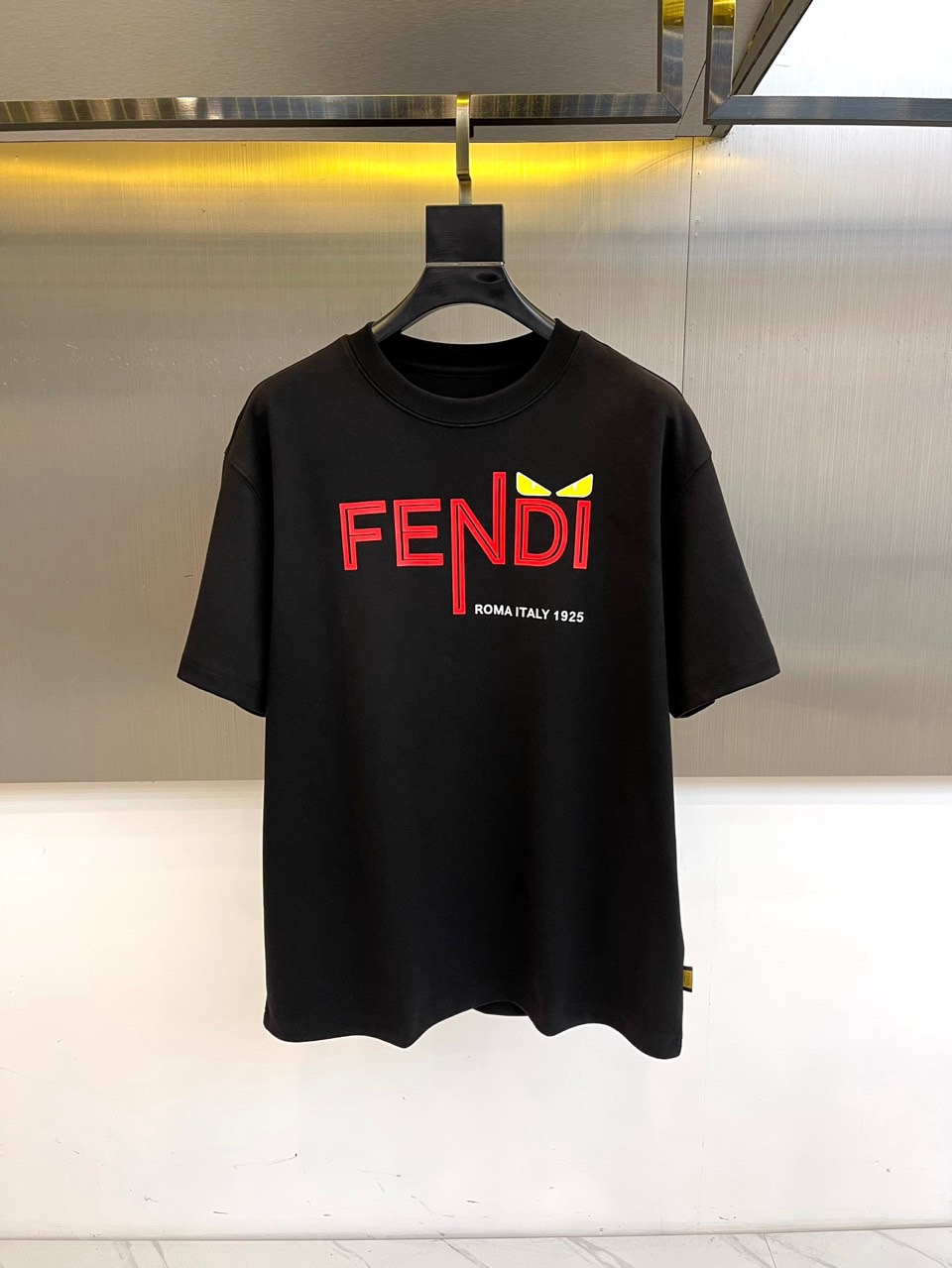 Fendi芬迪、2025秋冬中袖T恤。胸前红色