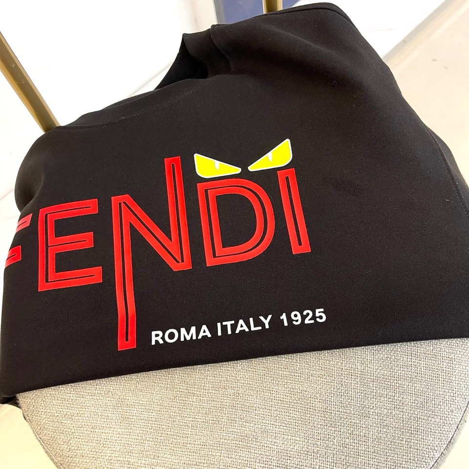 Fendi芬迪、2025秋冬中袖T恤。胸前红色