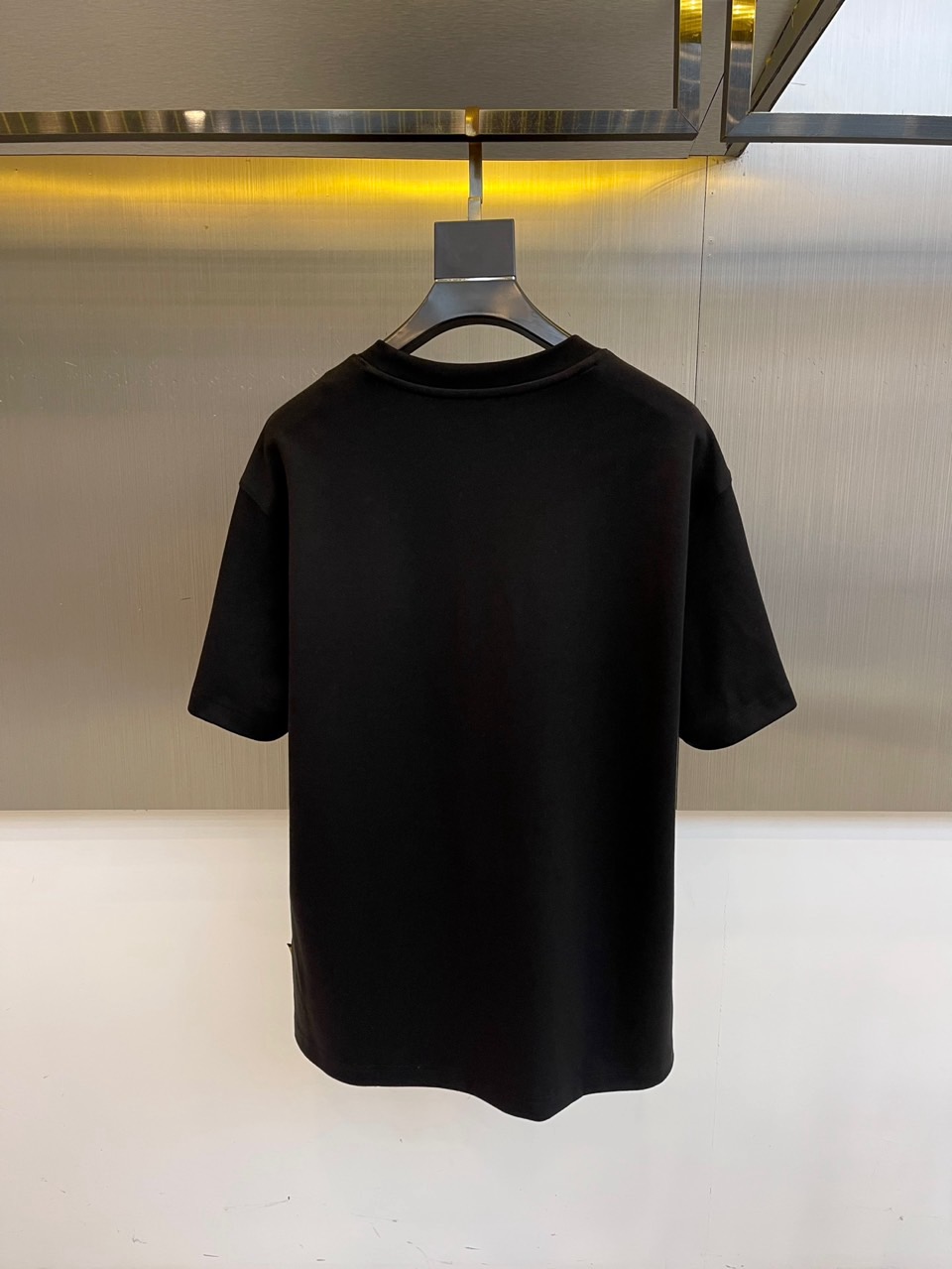 Fendi芬迪、2025秋冬中袖T恤。胸前红色