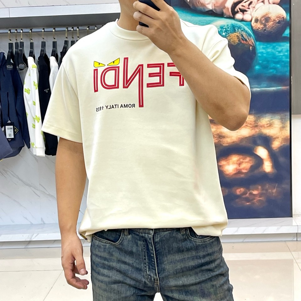 Fendi芬迪、2025秋冬中袖T恤。胸前红色