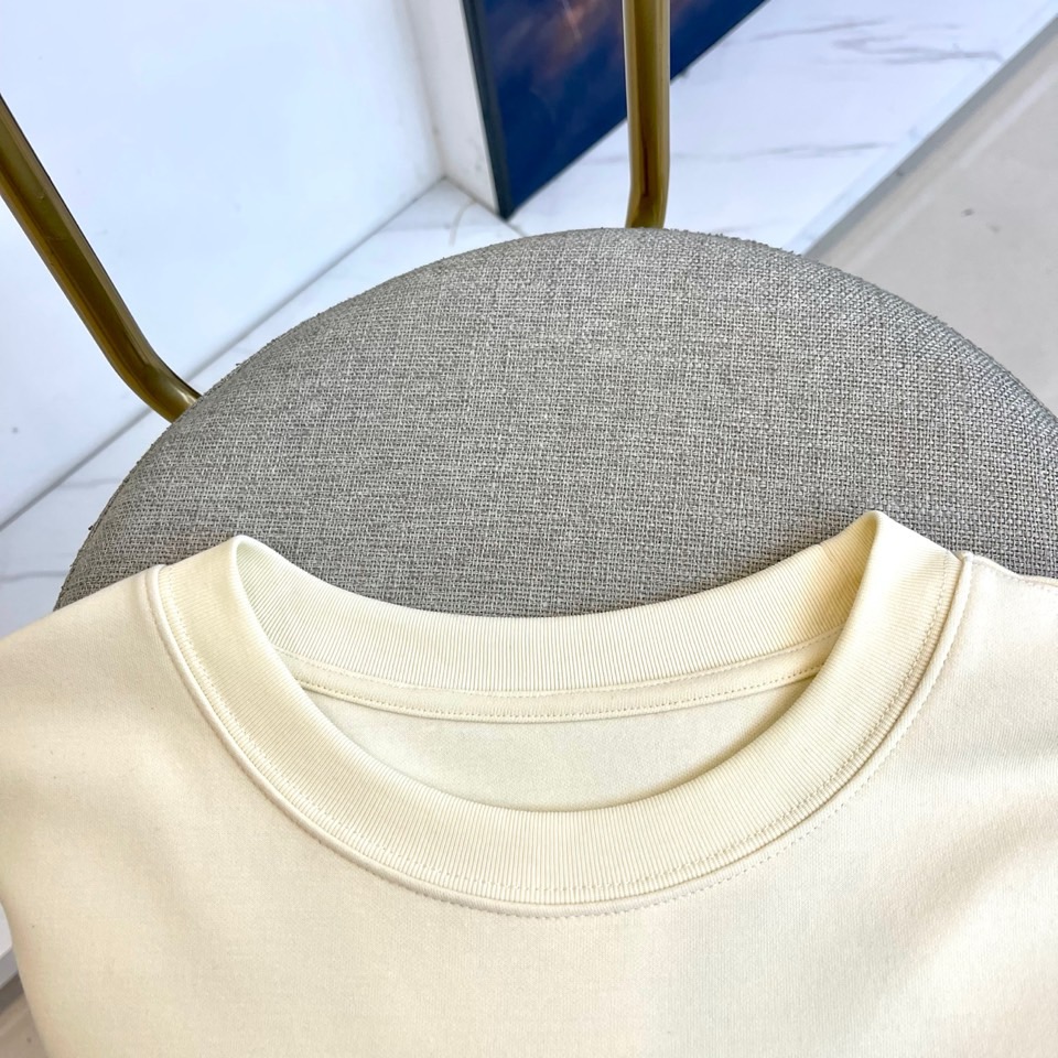 Fendi芬迪、2025秋冬中袖T恤。胸前红色