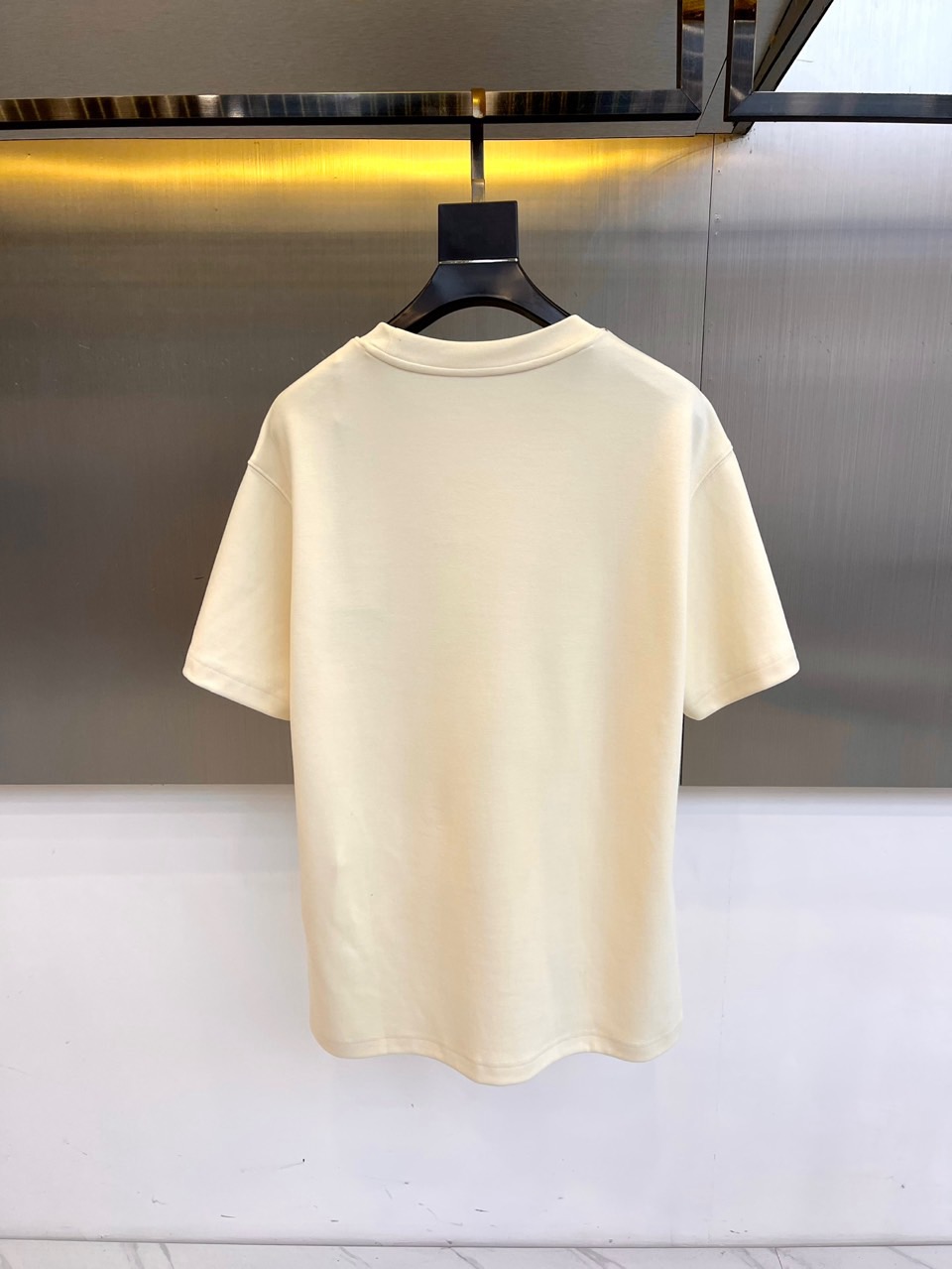 Fendi芬迪、2025秋冬中袖T恤。胸前红色