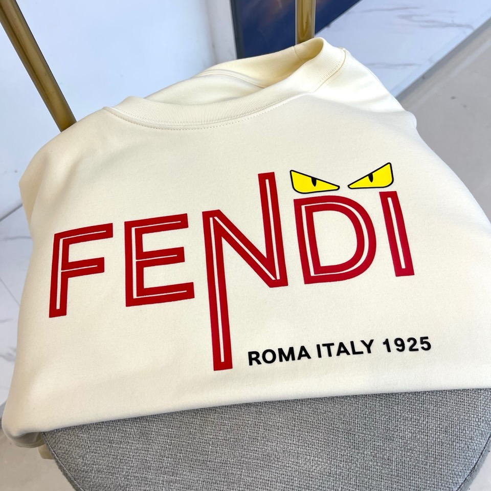 Fendi芬迪、2025秋冬中袖T恤。胸前红色