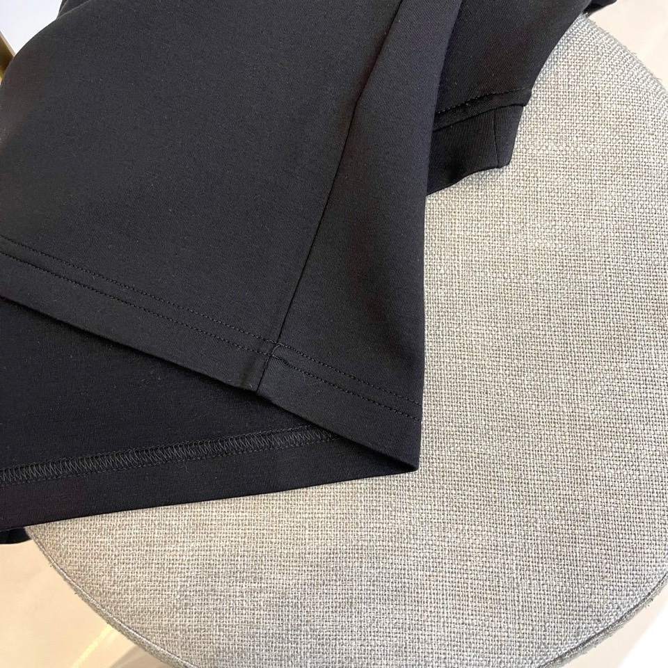 DIO迪奥、2025秋冬长袖T恤卫衣。胸前左侧装饰性口袋与领口内侧的经典老花图案相呼应，正中央