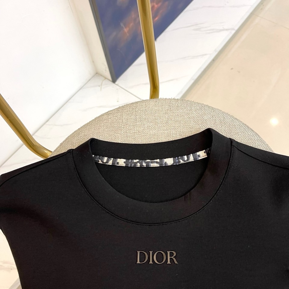 DIO迪奥、2025秋冬长袖T恤卫衣。胸前左侧装饰性口袋与领口内侧的经典老花图案相呼应，正中央