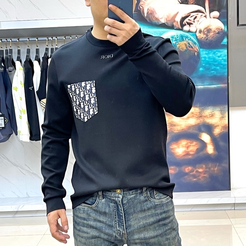 DIO迪奥、2025秋冬长袖T恤卫衣。胸前左侧装饰性口袋与领口内侧的经典老花图案相呼应，正中央