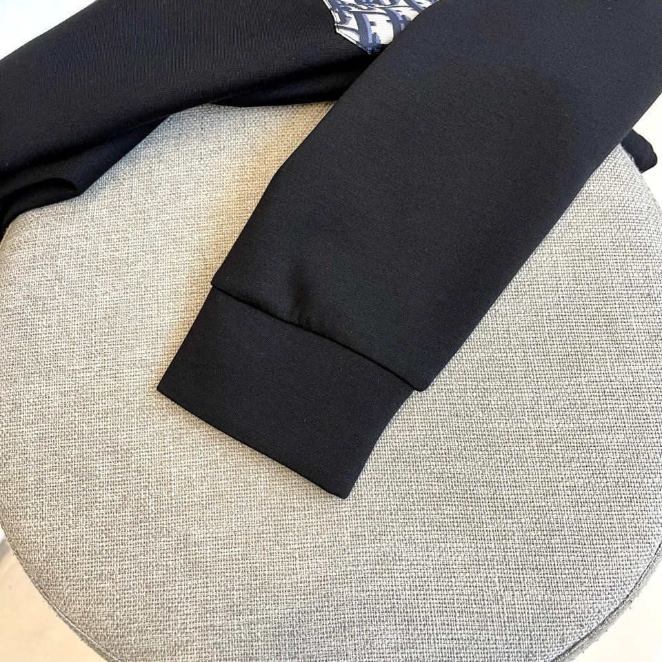 DIO迪奥、2025秋冬长袖T恤卫衣。胸前左侧装饰性口袋与领口内侧的经典老花图案相呼应，正中央