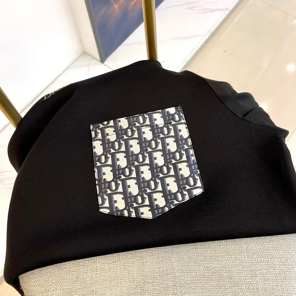 DIO迪奥、2025秋冬长袖T恤卫衣。胸前左侧装饰性口袋与领口内侧的经典老花图案相呼应，正中央