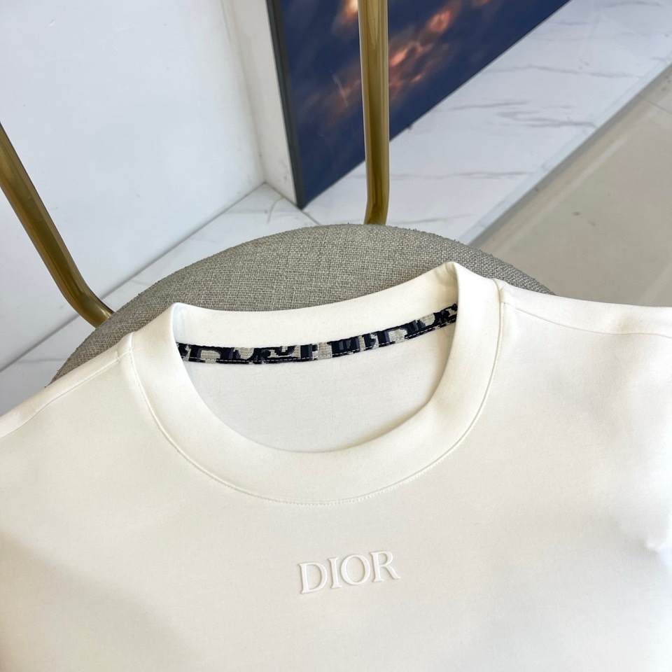 DIO迪奥、2025秋冬长袖T恤卫衣。胸前左侧装饰性口袋与领口内侧的经典老花图案相呼应，正中央