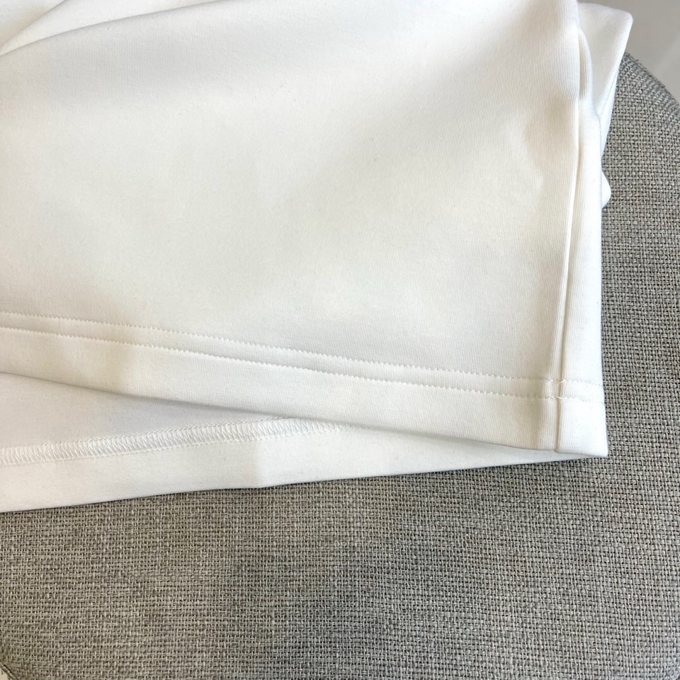 DIO迪奥、2025秋冬长袖T恤卫衣。胸前左侧装饰性口袋与领口内侧的经典老花图案相呼应，正中央