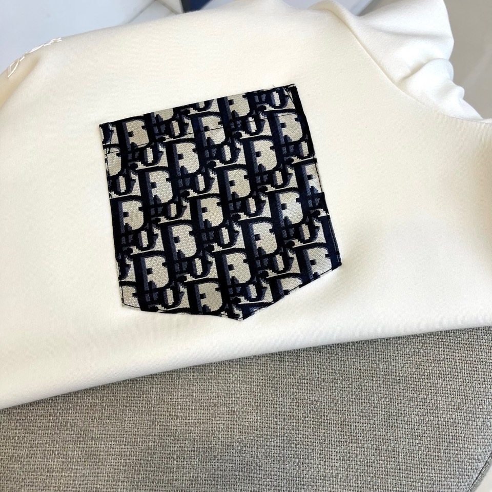 DIO迪奥、2025秋冬长袖T恤卫衣。胸前左侧装饰性口袋与领口内侧的经典老花图案相呼应，正中央