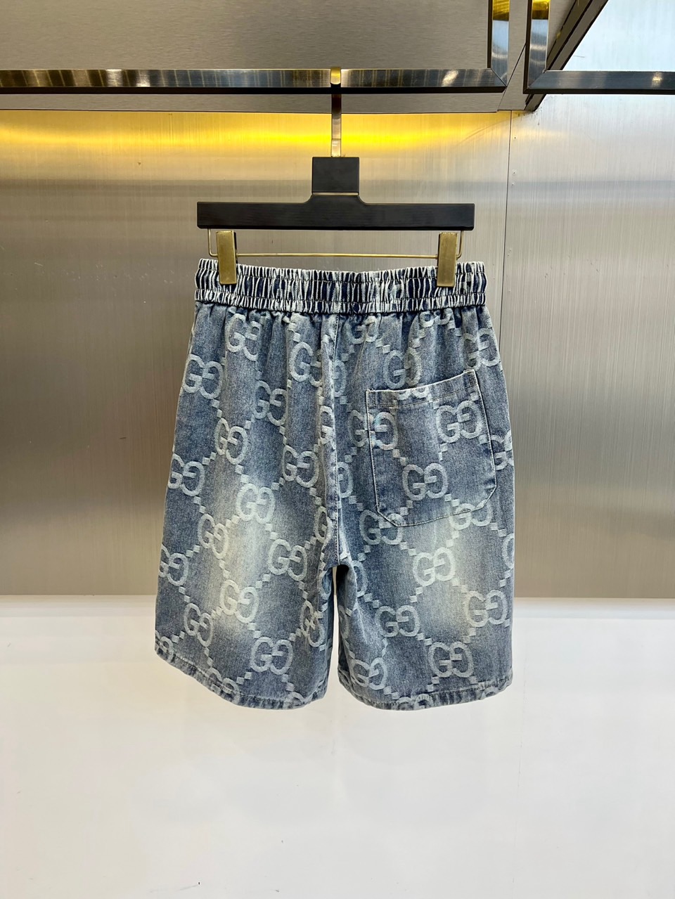 Gucci、2025春夏新品logo休闲牛仔短裤，又是一件让人眼前一亮的佳作！全景老花logo图案洗水印