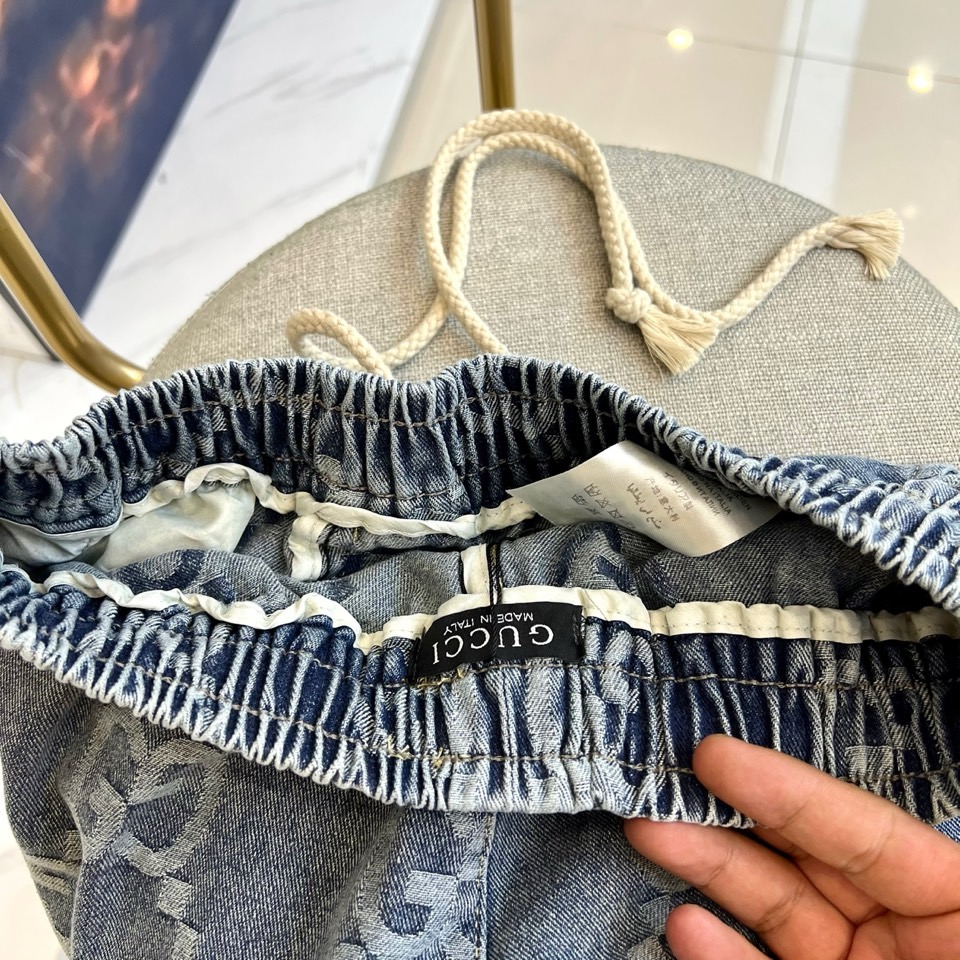 Gucci、2025春夏新品logo休闲牛仔短裤，又是一件让人眼前一亮的佳作！全景老花logo图案洗水印