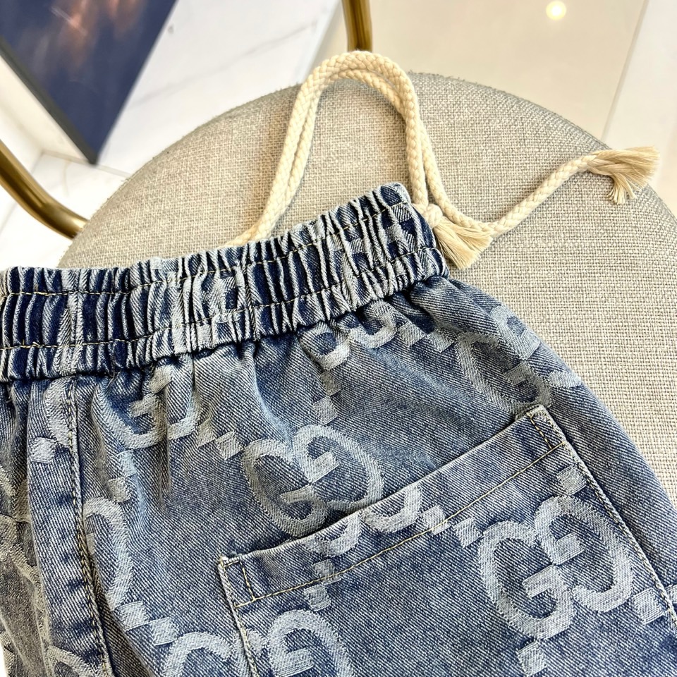 Gucci、2025春夏新品logo休闲牛仔短裤，又是一件让人眼前一亮的佳作！全景老花logo图案洗水印