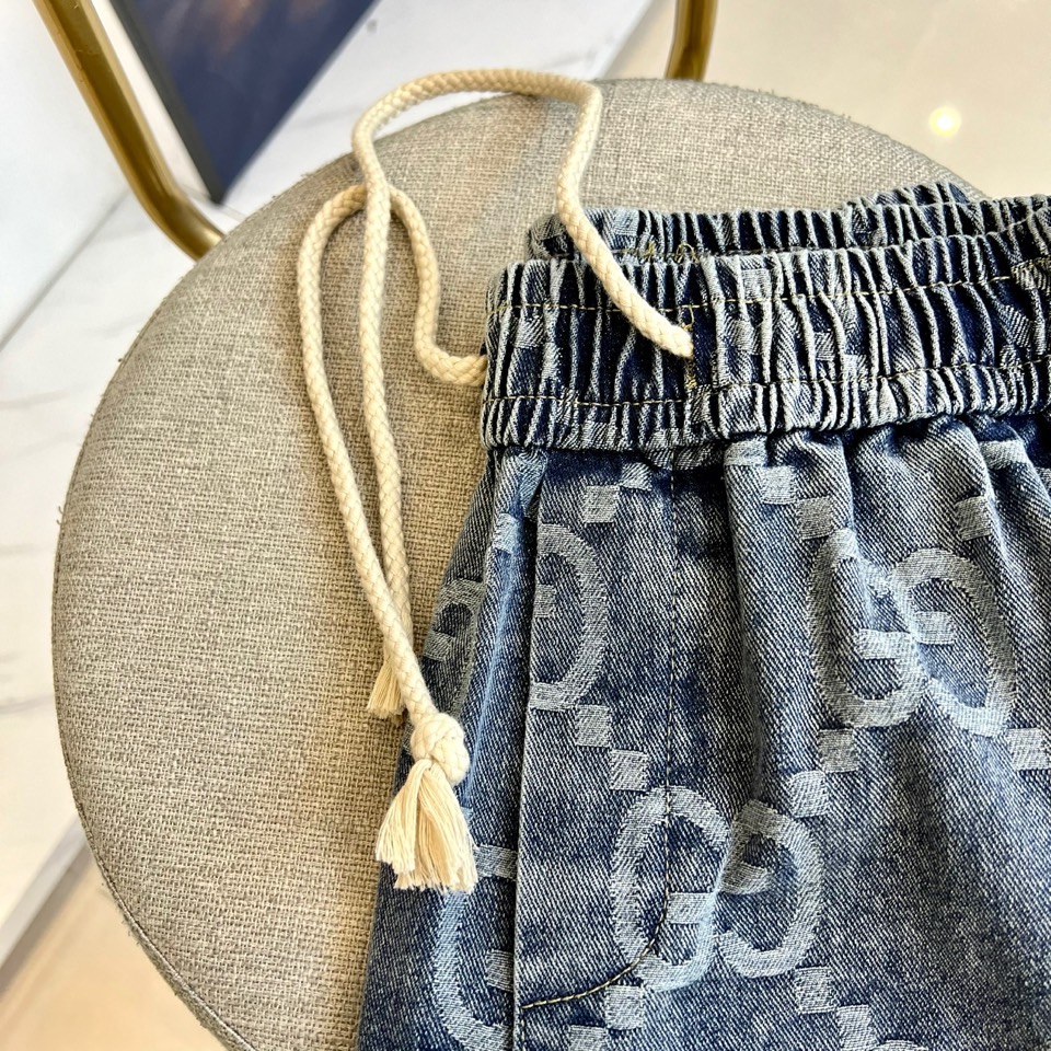 Gucci、2025春夏新品logo休闲牛仔短裤，又是一件让人眼前一亮的佳作！全景老花logo图案洗水印