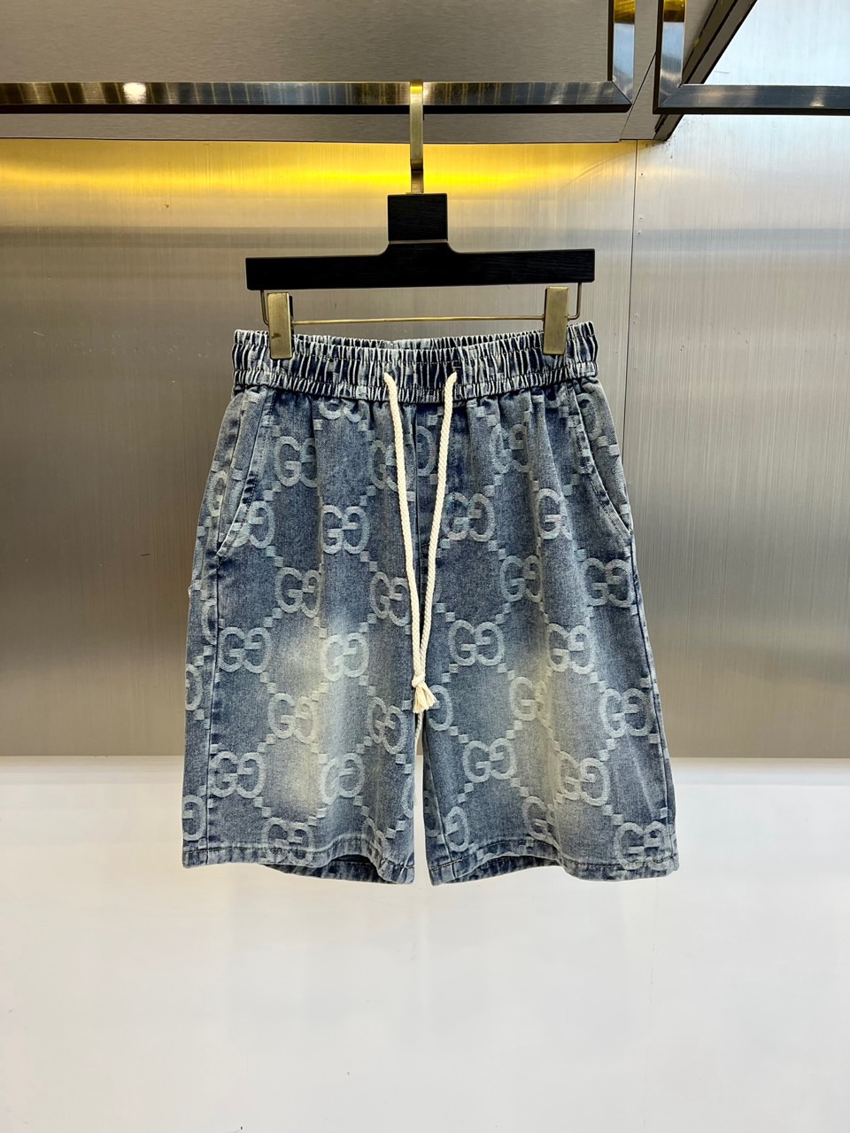 NO:517775,Gucci, 2025 spring and summer new logo casual denim shorts, is another masterpiece that makes people shine!  Panoramic presbyopia logo pattern wash and mark decoration!  You can immediately feel its uniqueness when worn on the body, with a strong brand style and a relaxed look that will make you the highlight of the public!  Just because I was planted at a glance, I had to use materials, handicrafts, design and other production processes to the extreme, and imported pure cotton fabrics!  Full cotton!  The texture of this model is quite touching, the specifications and grades are known with tentacles. The degree of delicateness and breathability are top-notch!  48-56 (please report height and weight by placing an order), gucci, shorts, alexander wang19860909Gucci、2025春夏新品logo休闲牛仔短裤,又是一件让人眼前一亮的佳作！全景老花logo图案洗水印花修饰！穿上身马上就能感受到它的与众不同,品牌风格浓烈,轻松的能让你变成大众亮点！只因为一眼就被种草,喜欢就要任性用料、手工、 设计等各方面的制作工序都是做到了极致,百分百进口纯棉的面料！棉质饱满！此款的质感相当感人 触手便知规格档次 细腻程度与透气效果堪称顶级！48-56（下单请报身高体重）,,gucci,shorts,alexander wang,Men's clothing