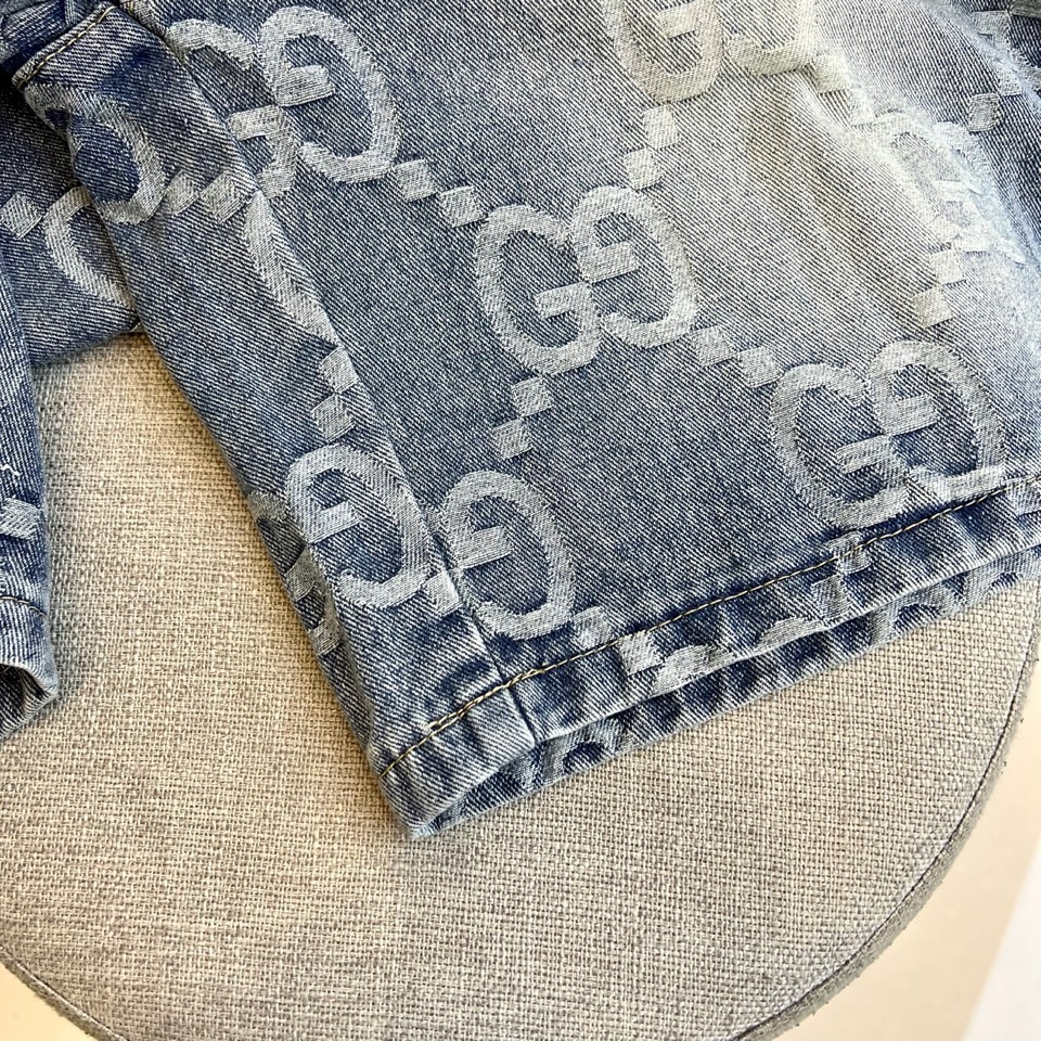 Gucci、2025春夏新品logo休闲牛仔短裤，又是一件让人眼前一亮的佳作！全景老花logo图案洗水印