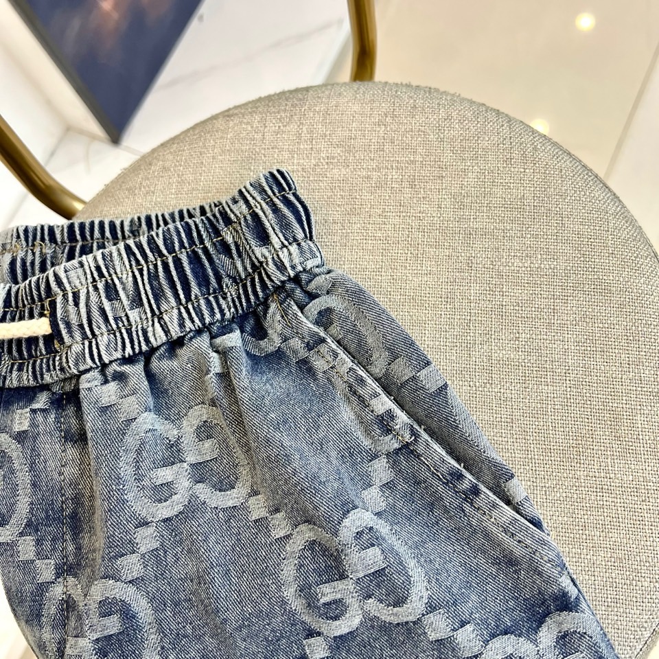 Gucci、2025春夏新品logo休闲牛仔短裤，又是一件让人眼前一亮的佳作！全景老花logo图案洗水印