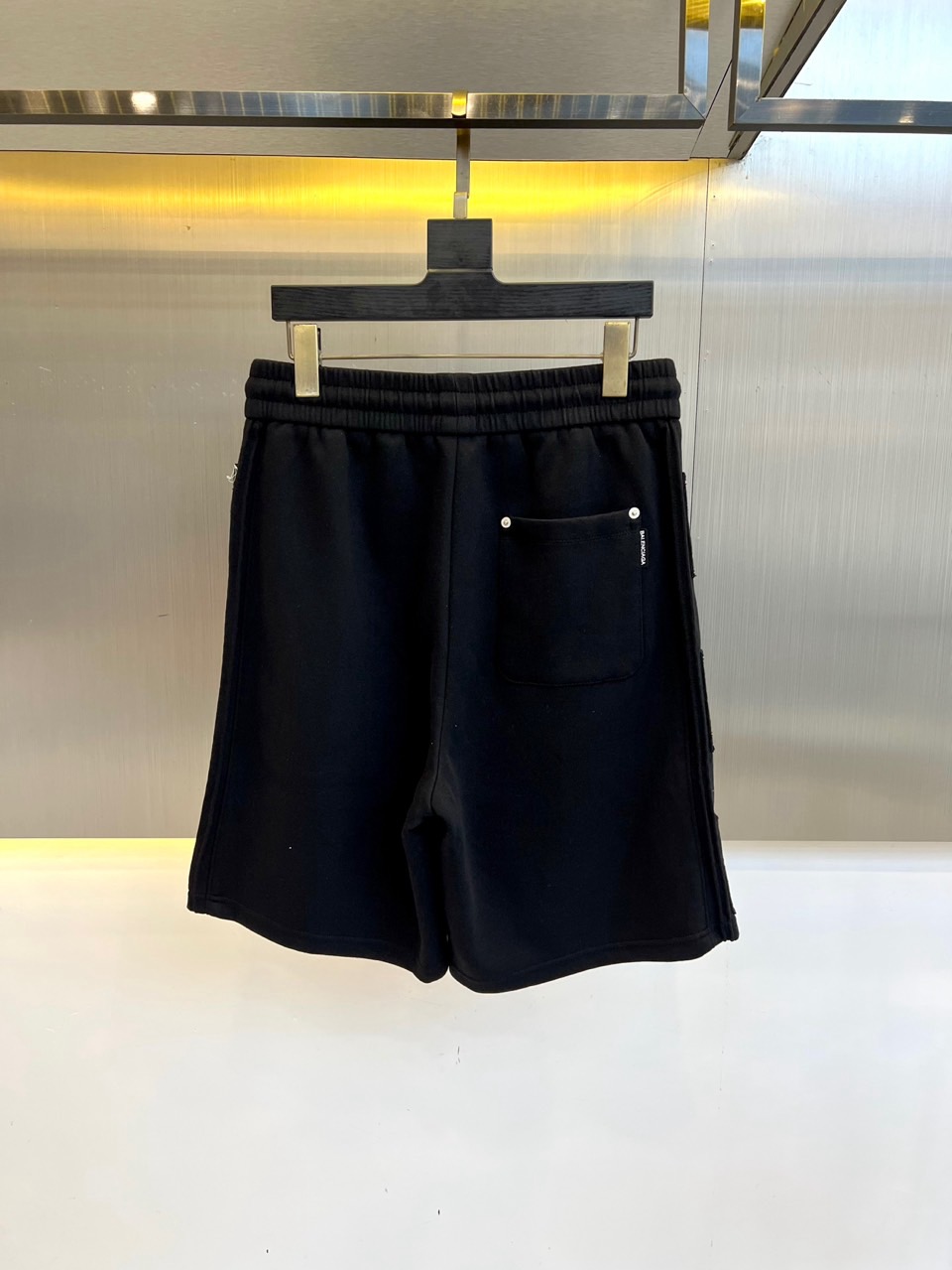 巴黎世家、2025ss夏季新品发售短裤！甄选客供进口高密针织纯棉材质，平整简约，亲肤透爽。面料的柔软性舒