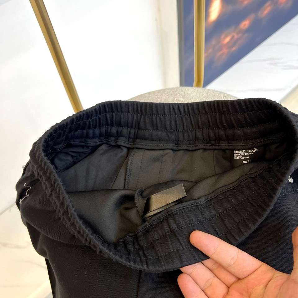 巴黎世家、2025ss夏季新品发售短裤！甄选客供进口高密针织纯棉材质，平整简约，亲肤透爽。面料的柔软性舒