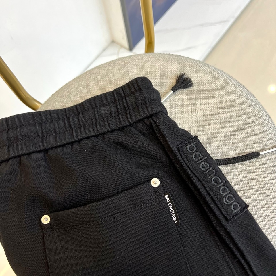 巴黎世家、2025ss夏季新品发售短裤！甄选客供进口高密针织纯棉材质，平整简约，亲肤透爽。面料的柔软性舒