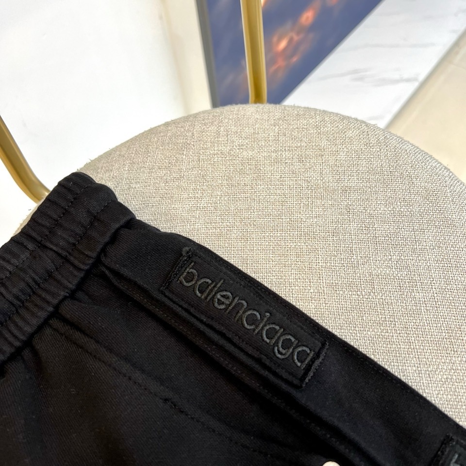 巴黎世家、2025ss夏季新品发售短裤！甄选客供进口高密针织纯棉材质，平整简约，亲肤透爽。面料的柔软性舒