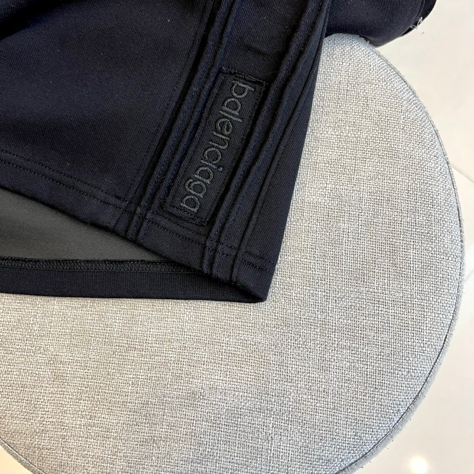 巴黎世家、2025ss夏季新品发售短裤！甄选客供进口高密针织纯棉材质，平整简约，亲肤透爽。面料的柔软性舒