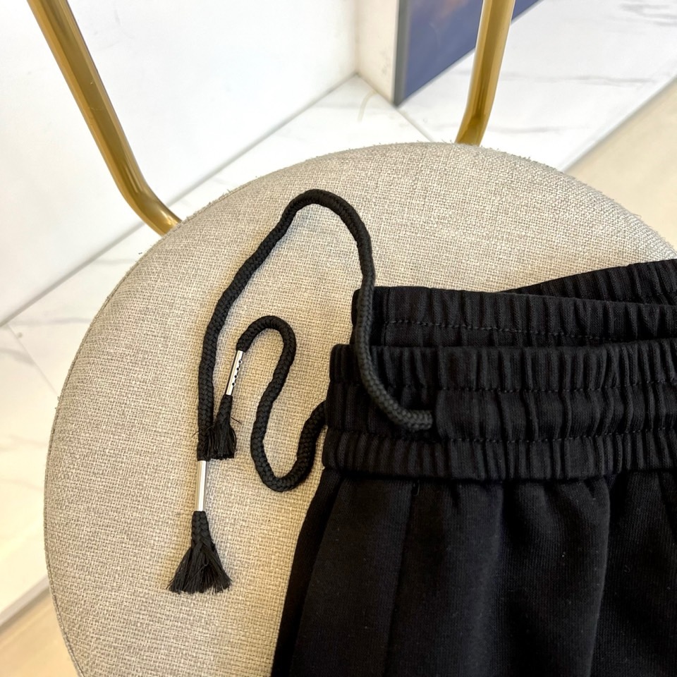 巴黎世家、2025ss夏季新品发售短裤！甄选客供进口高密针织纯棉材质，平整简约，亲肤透爽。面料的柔软性舒