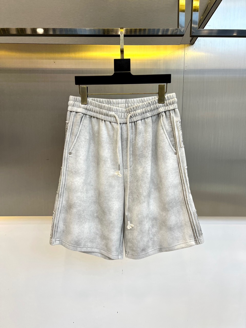 NO:517777,Balenciaga and 2025ss summer new products are available for shorts!  The imported high-density knitted pure cotton material is smooth and simple, skin-friendly and refreshing. The softness and comfort of the fabric are impeccable and highly recognizable. There will be no mistakes in the upper body, and the matching performance is undoubtedly the waist design, elastic elastic waist circumference modification!  Each piece of high-end craftsmanship determines success or failure!  Very good quality and a fashionable item!  48-56 (order information about height weight waist circumference), balenciaga, shorts, alexander wang19860909巴黎世家、2025ss夏季新品发售短裤！甄选客供进口高密针织纯棉材质,平整简约,亲肤透爽.面料的柔软性舒适性也都是无可挑剔的、辨识度高,上身绝对不会出错,搭配性能更是毫无疑问,腰身设计松紧弹力腰围修饰！高端工艺每件决定成败！ 品质质感非常不错一款时尚单品！48-56（下单情报身高体重腰围）,,balenciaga,shorts,alexander wang,Men's clothing