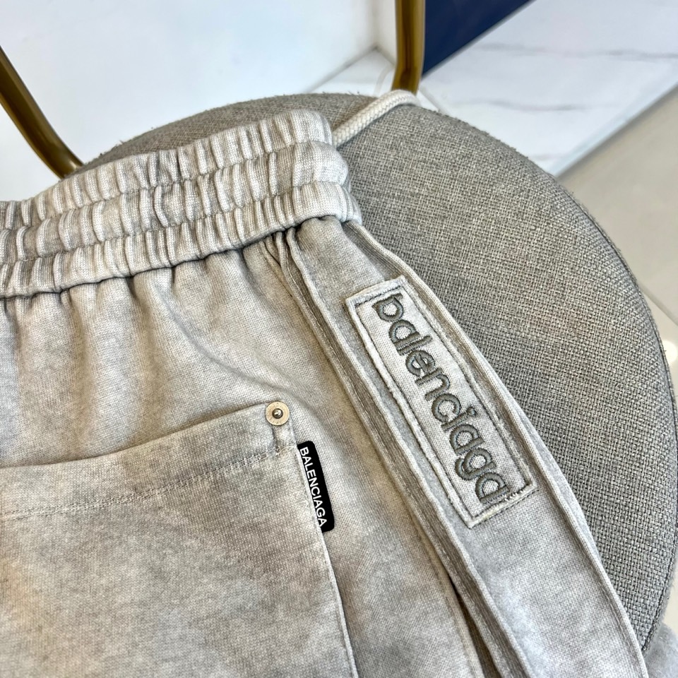 巴黎世家、2025ss夏季新品发售短裤！甄选客供进口高密针织纯棉材质，平整简约，亲肤透爽。面料的柔软性舒