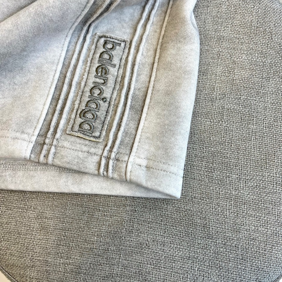 巴黎世家、2025ss夏季新品发售短裤！甄选客供进口高密针织纯棉材质，平整简约，亲肤透爽。面料的柔软性舒