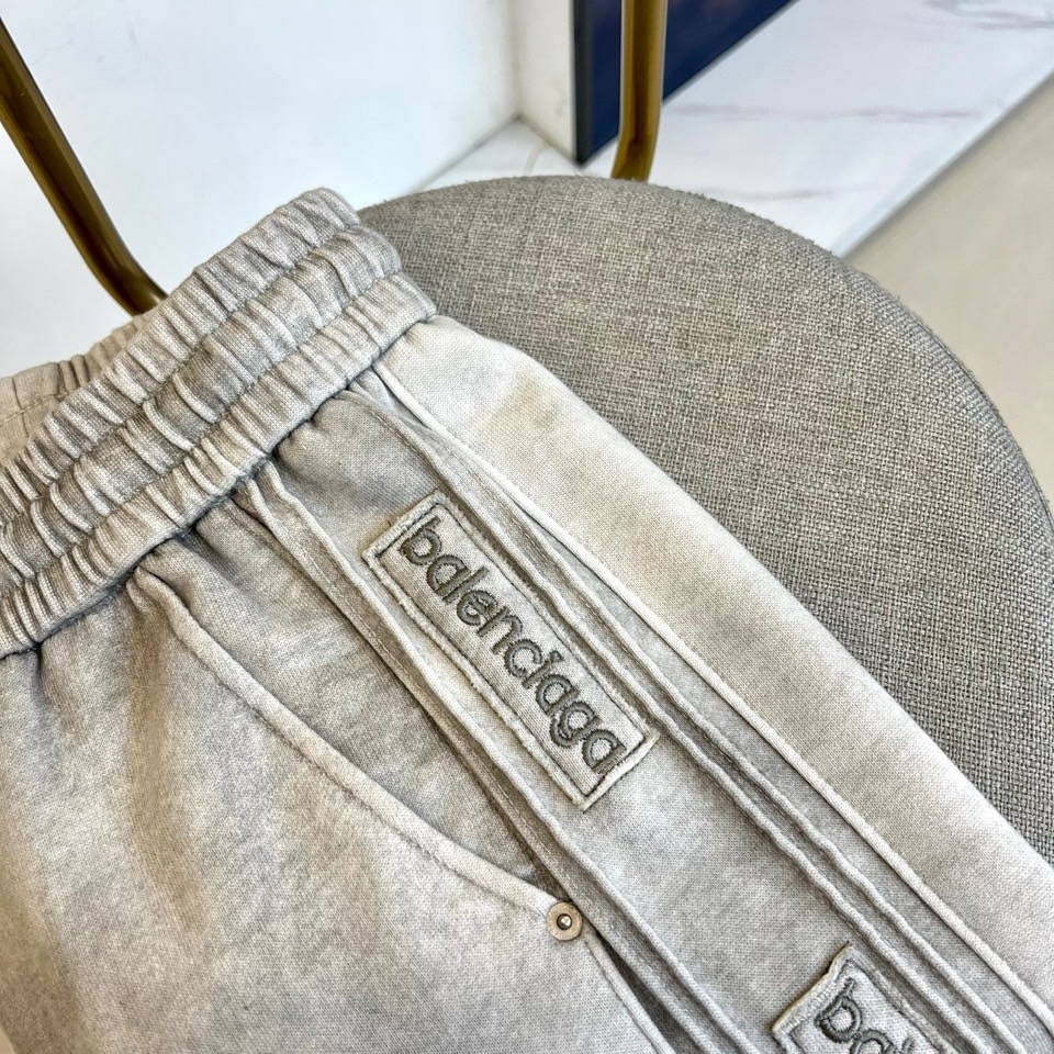 巴黎世家、2025ss夏季新品发售短裤！甄选客供进口高密针织纯棉材质，平整简约，亲肤透爽。面料的柔软性舒