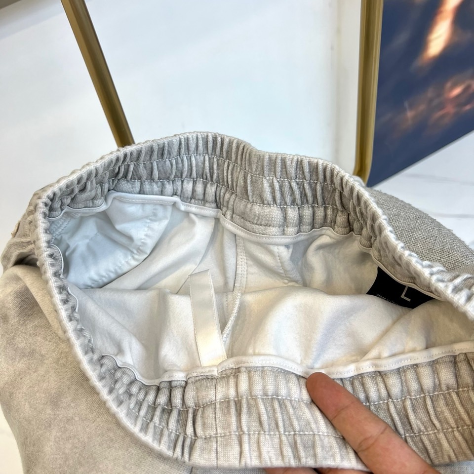 巴黎世家、2025ss夏季新品发售短裤！甄选客供进口高密针织纯棉材质，平整简约，亲肤透爽。面料的柔软性舒