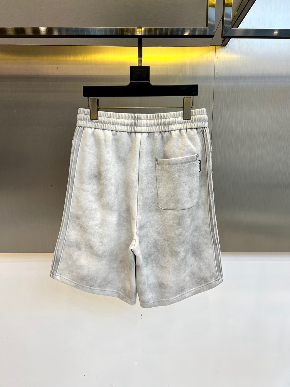 巴黎世家、2025ss夏季新品发售短裤！甄选客供进口高密针织纯棉材质，平整简约，亲肤透爽。面料的柔软性舒