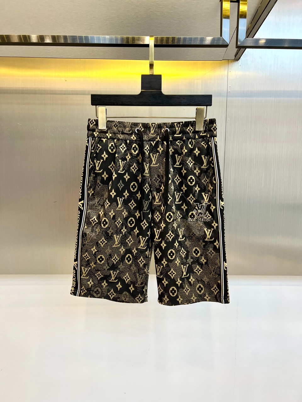 Lv、2025ss夏季新品发售，经典logo标识时尚休闲运动五分裤/短裤！甄选客供定制材质，平整简约，亲