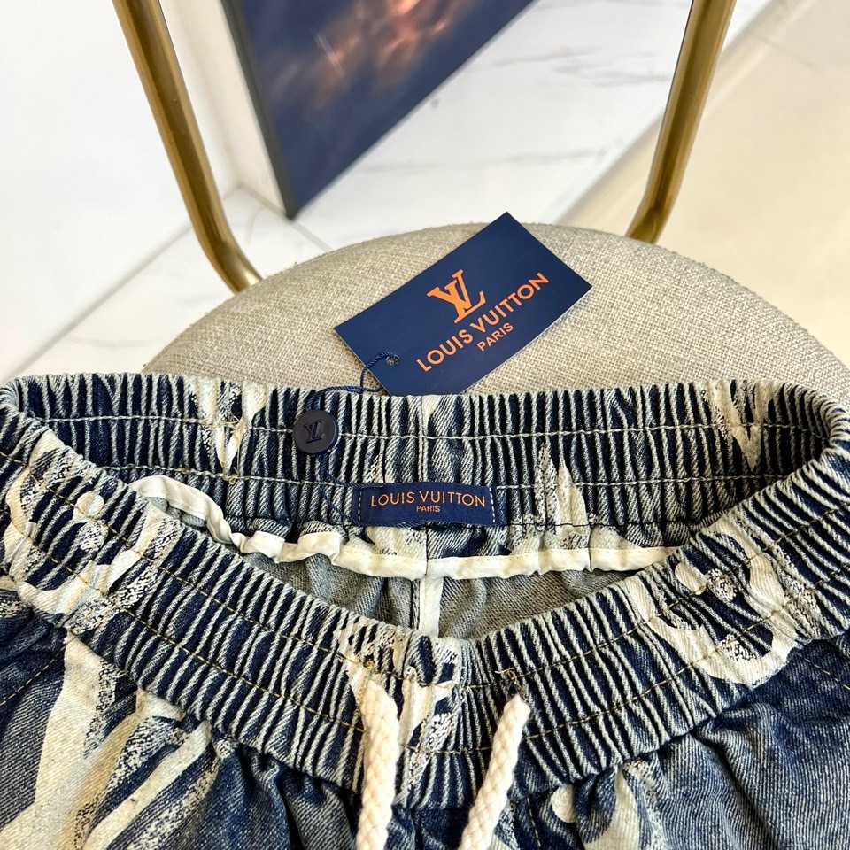 1v、2025春夏新品logo休闲牛仔短裤，又是一件让人眼前一亮的佳作！全景老花logo图案洗水印花修饰