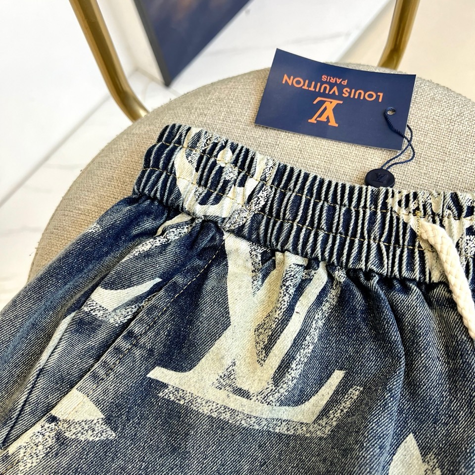 1v、2025春夏新品logo休闲牛仔短裤，又是一件让人眼前一亮的佳作！全景老花logo图案洗水印花修饰